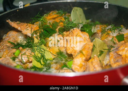 Fleisch mit Zwiebeln, Karotten, Dill und Lorbeerblatt ist geschmort in eine Pfanne geben. Home Kochen Stockfoto