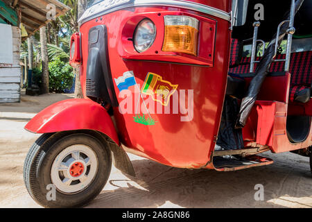 Russische Tuk Tuk Fahrer. Rot Tuk Tuk in Marawila Sri Lanka. Stockfoto