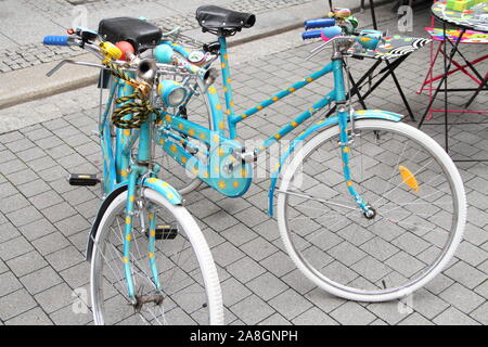 Zwei blaue alte Fahrräder in der Stadt Stockfoto