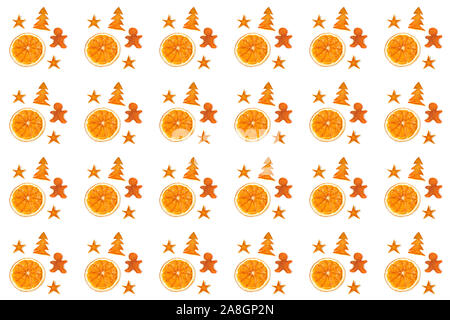 Xmas diy Dekoration. Nahtlose Muster von Handgefertigten getrocknete Orangenscheiben und Getrocknete Orangenschalen Figuren: Sterne, Männer und Weihnachtsbäume auf whi isoliert Stockfoto