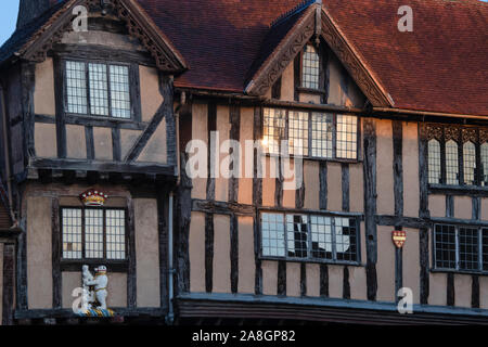 Lord Leycester Hospital bei Sonnenaufgang im Herbst auf Warwick High Street. Warwick, Warwickshire, England Stockfoto