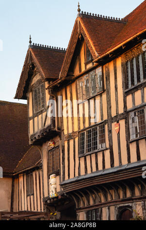 Lord Leycester Hospital bei Sonnenaufgang im Herbst auf Warwick High Street. Warwick, Warwickshire, England Stockfoto