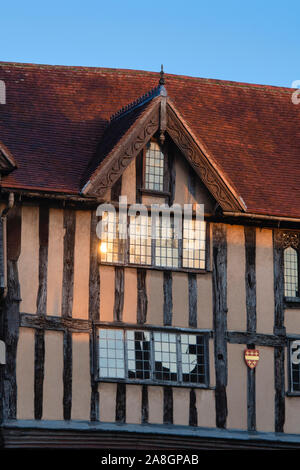 Lord Leycester Hospital bei Sonnenaufgang im Herbst auf Warwick High Street. Warwick, Warwickshire, England Stockfoto