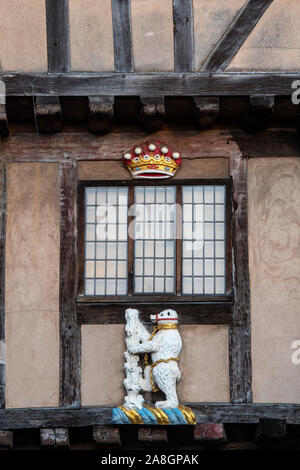 Der Bär und ausgefranster Personal Emblem auf Lord Leycester Hospital bei Sonnenaufgang im Herbst auf Warwick High Street. Warwick, Warwickshire, England Stockfoto