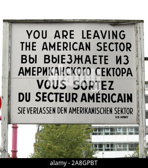Schild an der Grenze zwischen Ost-Berlin und West-berlin namens Check Point Charlie mit den Inschriften in der amerikanischen, russischen, Französischen und Deutschen Stockfoto