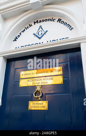 Warwick Masonic Zimmer Tür mit Messing Plaketten bei Sonnenaufgang. Warwick, Warwickshire, England Stockfoto