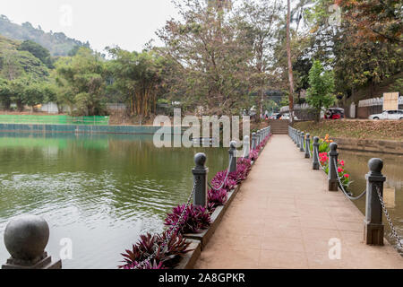 Brücke und den Fluss in Kandy, Sri Lanka mit Blumen und Natur. Stockfoto