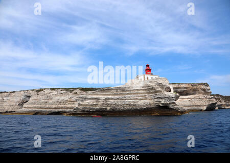 Kleine rote Leuchtturm in der Nähe von bonifacio Stadt in Korsika Frankreich und der cliffed Küste Stockfoto