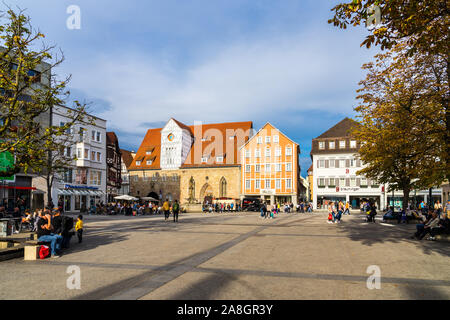 Reutlingen, Deutschland, 12. Oktober 2019, viele Menschen genießen Herbst auf den Markt Square in der Innenstadt von Reutlingen Stadt an einem sonnigen Tag Stockfoto