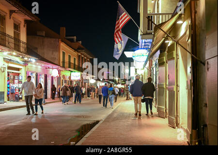 Bourbon Street bei Nacht in New Orleans. Diese historische Straße im Französischen Viertel ist bekannt für sein Nachtleben und Bars mit Live-Musik. Stockfoto