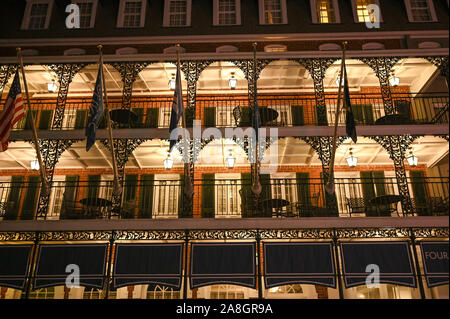 Four Points by Sheraton Hotel an der Bourbon Street bei Nacht in New Orleans. Diese historische Straße im Französischen Viertel ist berühmt für sein Nachtleben. Stockfoto