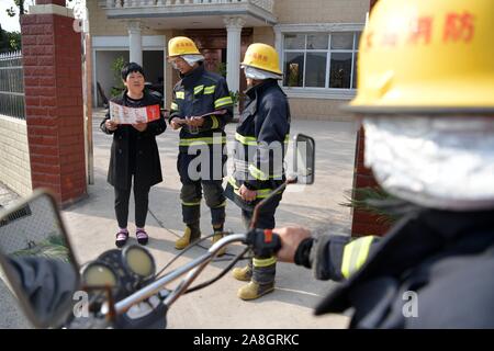 Pingxiang, der chinesischen Provinz Jiangxi. 8. November, 2019. Freiwillige Feuerwehr hand Fire safty Broschüren in Muma Dorf in Pingxiang, im Osten der chinesischen Provinz Jiangxi, November 8, 2019. Die freiwillige Feuerwehr Mannschaft hat über 50 Brandfälle reagiert und vor zwei Jahren über 100 potenzielle Brandrisiken seit seiner Gründung berichtet. Credit: Peng Zhaozhi/Xinhua/Alamy leben Nachrichten Stockfoto