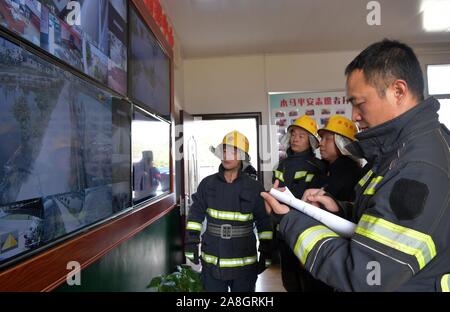 Pingxiang, der chinesischen Provinz Jiangxi. 8. November, 2019. Freiwillige Feuerwehr watch die Überwachung Aufnahmen von Feuergefahren Spots in Muma Dorf in Pingxiang, der ostchinesischen Provinz Jiangxi, November 8, 2019. Die freiwillige Feuerwehr Mannschaft hat über 50 Brandfälle reagiert und vor zwei Jahren über 100 potenzielle Brandrisiken seit seiner Gründung berichtet. Credit: Peng Zhaozhi/Xinhua/Alamy leben Nachrichten Stockfoto