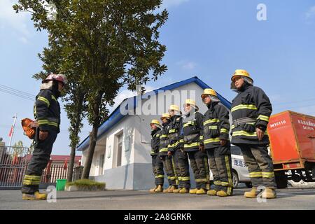 Pingxiang, der chinesischen Provinz Jiangxi. 8. November, 2019. Freiwillige Feuerwehrmänner, die Teilnahme an einer Ausbildung in Muma Dorf in Pingxiang, der ostchinesischen Provinz Jiangxi, November 8, 2019. Die freiwillige Feuerwehr Mannschaft hat über 50 Brandfälle reagiert und vor zwei Jahren über 100 potenzielle Brandrisiken seit seiner Gründung berichtet. Credit: Peng Zhaozhi/Xinhua/Alamy leben Nachrichten Stockfoto