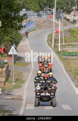 Pingxiang, der chinesischen Provinz Jiangxi. 8. November, 2019. Freiwillige Feuerwehr Patrouille in Muma Dorf in Pingxiang, der ostchinesischen Provinz Jiangxi, November 8, 2019. Die freiwillige Feuerwehr Mannschaft hat über 50 Brandfälle reagiert und vor zwei Jahren über 100 potenzielle Brandrisiken seit seiner Gründung berichtet. Credit: Peng Zhaozhi/Xinhua/Alamy leben Nachrichten Stockfoto