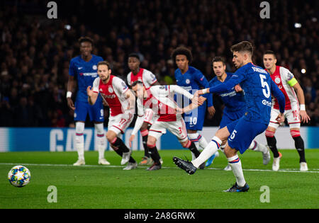 London, Großbritannien. 05 Nov, 2019. Chelseas Jorginho zählen von Strafe während der UEFA Champions League Spiel zwischen Chelsea und Ajax an der Stamford Bridge, London, England am 5. November 2019. Foto von Andrew Aleksiejczuk/PRiME Media Bilder. Credit: PRiME Media Images/Alamy leben Nachrichten Stockfoto