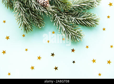 Weihnachtsbaum mit Schnee und Tannenzapfen auf hellblauem Hintergrund mit Kopie Raum Stockfoto