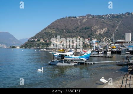 Erstaunlich Wasserflugzeug mit Schwänen in Como - Comer See in Italien Stockfoto