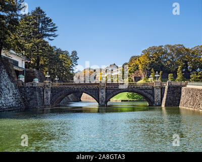 Die seimon Steinbrücke über den Imperial Palace Burggraben in Tokio, Japan. Die Nishinomaru Tor ist im Hintergrund sichtbar. Stockfoto