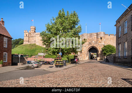 2 Juli 2019: Lincoln, Großbritannien - der Ansatz bei der Eingang zum Lincoln Castle, Lincoln, Großbritannien. Stockfoto