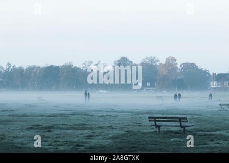 Wimbledon London, UK. 9. November 2019. Menschen durch eine dichte Schicht des frühen Morgens Nebel und Frost auf Wimbledon Common gehen wie Temperaturen unter dem Gefrierpunkt über Nacht gesunken. Amer ghazzal/Alamy leben Nachrichten Stockfoto