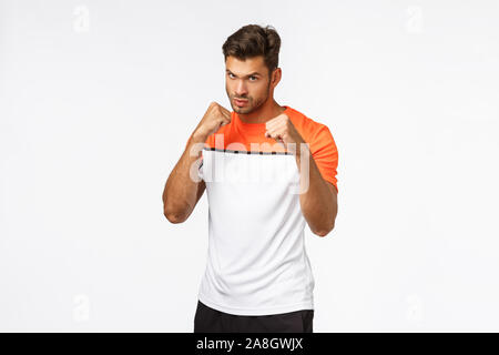 Sport, Sportler und Training Konzept. Bestimmt, Ernst - auf der Suche starke gutaussehenden Mann, der Boxer darstellen, Ballen die Fäuste und bereit zum Streik Stockfoto