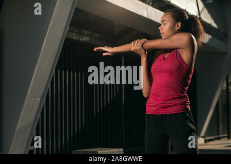 Notwendige Aufwärmen vor dem Sport Training Foto Stockfoto