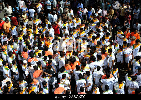 Mumbai, Indien, Asien - menschliche Pyramide versuchen, dahi Handi auf Janmashtami, gokulashtami Govinda Hindu Festival zu Brechen von Lord Krishna Geburtstag zu feiern Stockfoto