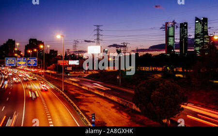 Madrid, Spanien, Nov 8, 2019: Lange Belichtung von schweren Pendler Autobahn der Verkehr auf der Autobahn A1 in Richtung Las Tablas Cuatro Torres Bezirk suchen Stockfoto