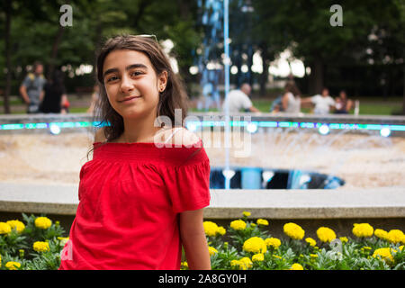 Kleines Mädchen nimmt ein Erinnerungsfoto vor dem Brunnen Burgas, Bulgarien Stockfoto