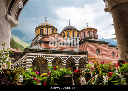 Rila, Bulgarien - 23. Juni 2019: Rila Kloster, einer der wichtigsten touristischen Destinationen und UNESCO-Welterbe in Bulgarien Stockfoto