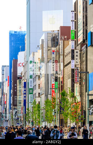 Komprimierte Perspektive Blick entlang der Ginza in Tokio. Verschiedene store Gebäude mit Straße zu einer Fußgängerzone mit Leuten gefüllt umgewandelt. Stockfoto