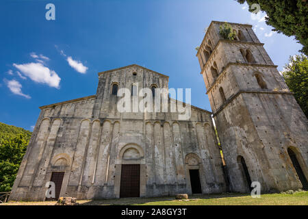 Fassade der Abtei und mittelalterlichen Glockenturm von San Liberatore a Majella in Serramonacesca in den Abruzzen (Italien) Stockfoto