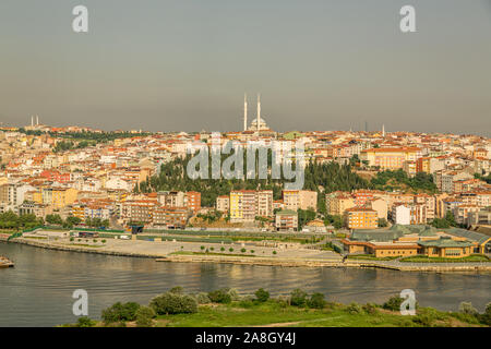 Istanbul, Türkei Panoramablick vom Pier Loti Hügel bei Tageslicht mit Wolken am Himmel Stockfoto