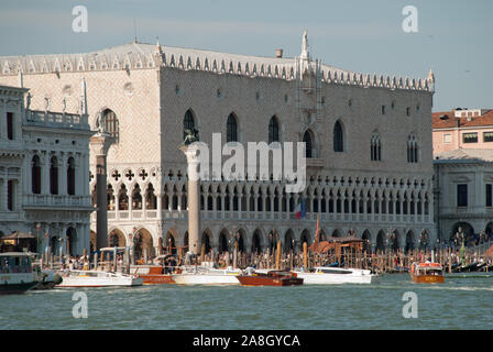 Venedig, Italien: Blick auf den Dogenpalast. Der Dogenpalast (Palazzo Ducale) ist ein Palast im venezianischen Stil im gotischen Stil erbaut, und eines der wichtigsten Stockfoto