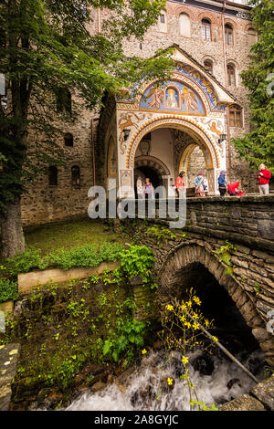 Rila, Bulgarien - 23. Juni 2019: Brücke Eingang in das Rila Kloster mit Touristen Stockfoto