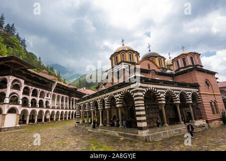 Rila, Bulgarien - 23. Juni 2019: Rila Kloster, einer der wichtigsten touristischen Destinationen und UNESCO-Welterbe in Bulgarien Stockfoto