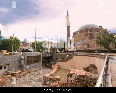 Sofia, Bulgarien - 24. Juni 2019: Die Banja Bashi Moschee in der Nähe der archäologischen Stätten der antiken Serdica und die U-Bahn Eingang Stockfoto