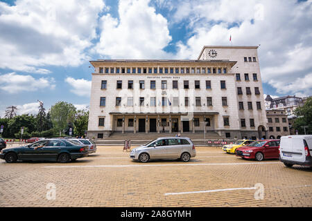 Sofia, Bulgarien - 25. Juni 2019: Auto Verkehr vor dem Gebäude der Bulgarischen Nationalbank an einem sonnigen Tag Stockfoto