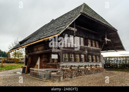 Traditionelles Bauernhaus im Emmental in der Schweiz, wo die berühmten Emmentaler Käse gemacht wird Stockfoto