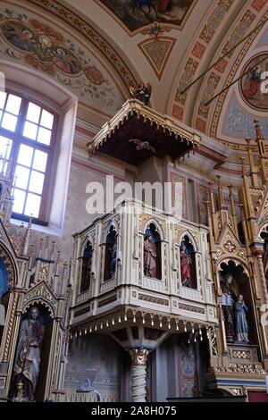 Die Kanzel in der Kirche des hl. Matthäus in Stitar, Kroatien Stockfoto