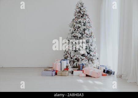 White Christmas Tree in Konate mit Strumpf-Füllmaschinen Stockfoto