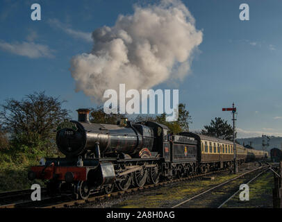 7820 Dinmore Manor kommt unter Dampf in Toddington Station auf dem GWSR. Stockfoto