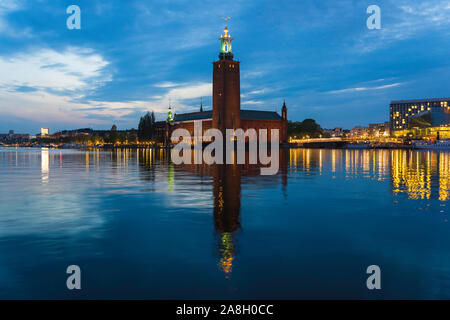 Stockholmer Rathaus, Panoramablick bei Nacht über Riddarfjärden in Richtung Kungsholmen mit dem Rathaus (Stadshuset) im Zentrum von Stockholm. Stockfoto