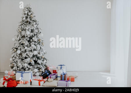 Weihnachtsbaum in das Innere des weißen Raum Geschenke neues Jahr Urlaub Stockfoto