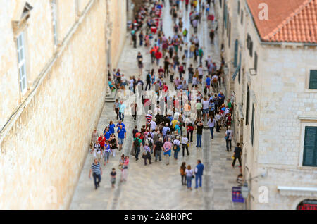 Dubrovnik/Kroatien - 10-06-2015 - Innenansicht der Hauptstraße mit Masse (Menschen) in der Alten Stadt (Imperial Festung) mit LS (Tilt Shift) Wirkung Stockfoto