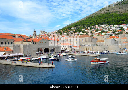 Dubrovnik/Kroatien - 10-06-2015 - Panoramablick auf den alten Hafen (Altstadt) Imperial Festung Stockfoto