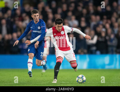 London, Großbritannien. 05 Nov, 2019. Ajax Lisandro Martinez und Chelsea's Christian Pulisic während der UEFA Champions League Spiel zwischen Chelsea und Ajax an der Stamford Bridge, London, England am 5. November 2019. Foto von Andrew Aleksiejczuk/PRiME Media Bilder. Credit: PRiME Media Images/Alamy leben Nachrichten Stockfoto