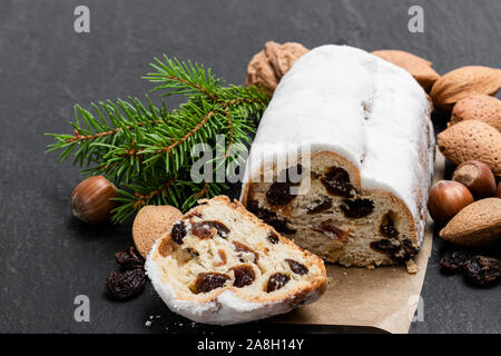 Traditionelle Stollen Obst Kuchen auf schwarzen Stein Tabelle Stockfoto