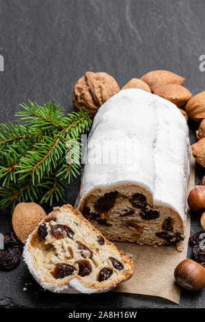 Traditionelle Stollen Obst Kuchen auf schwarzen Stein Tabelle Stockfoto